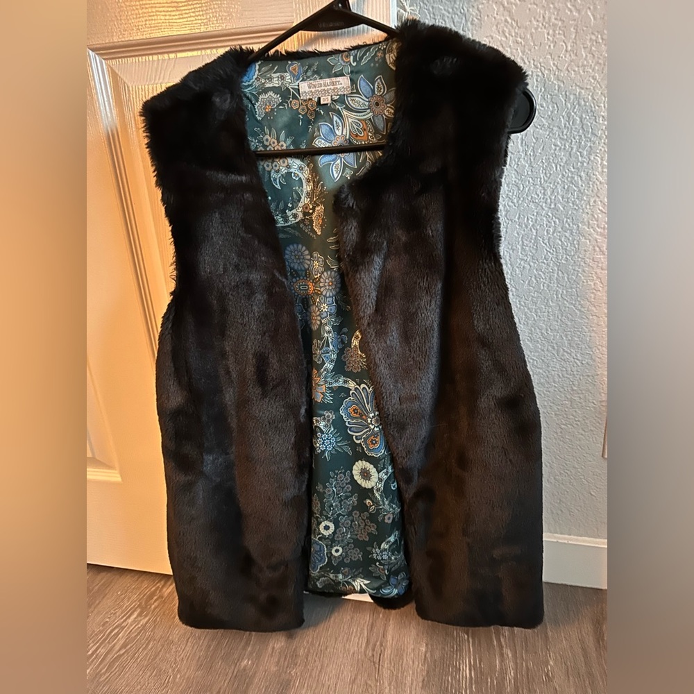 Black faux fur vest o/s